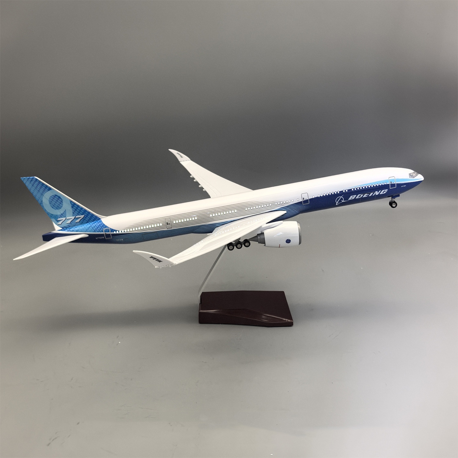 Maqueta de Avión B777-9X a Esc - Model Kit Store reseña y precio